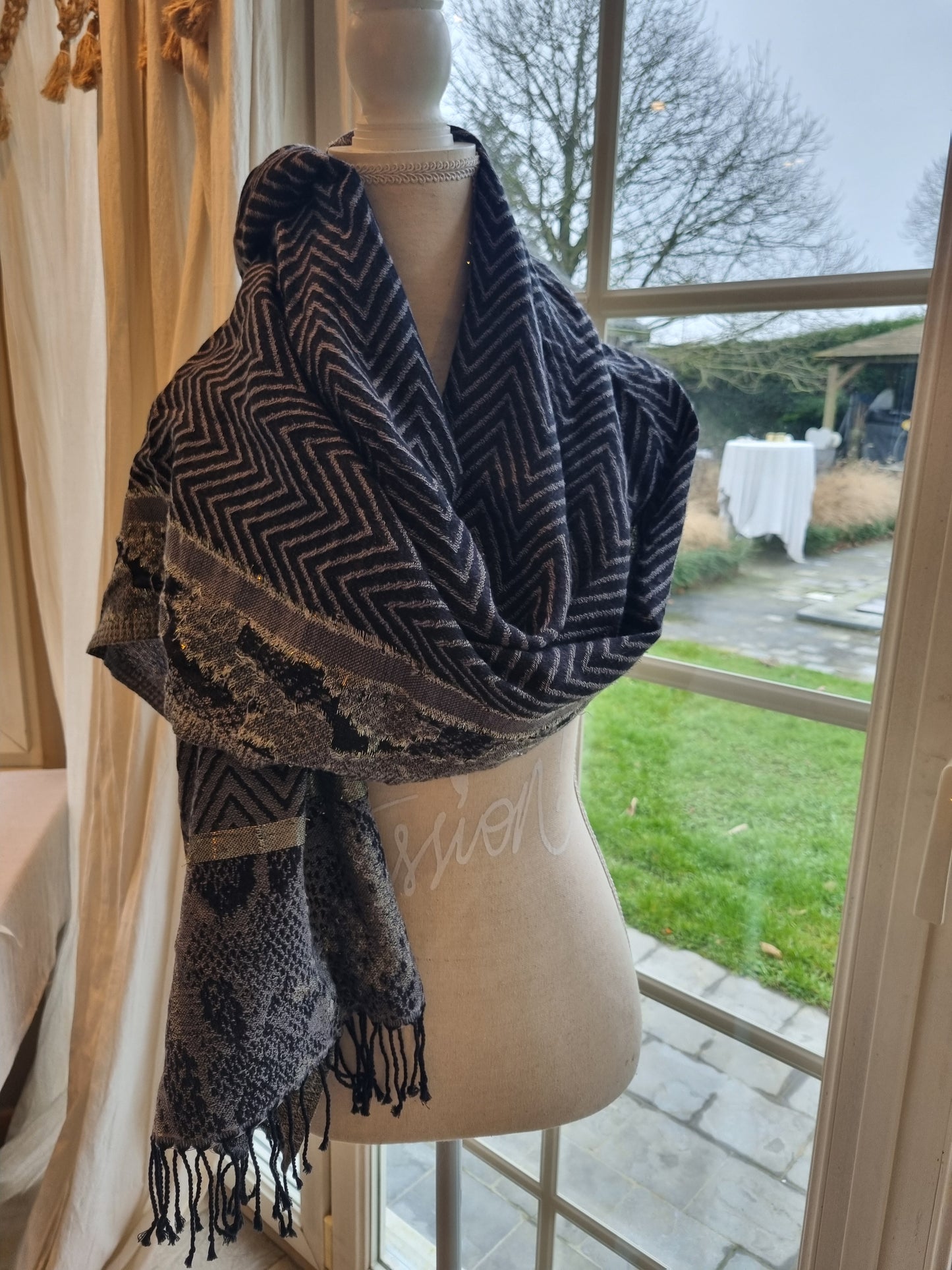 Écharpe noire et brillant