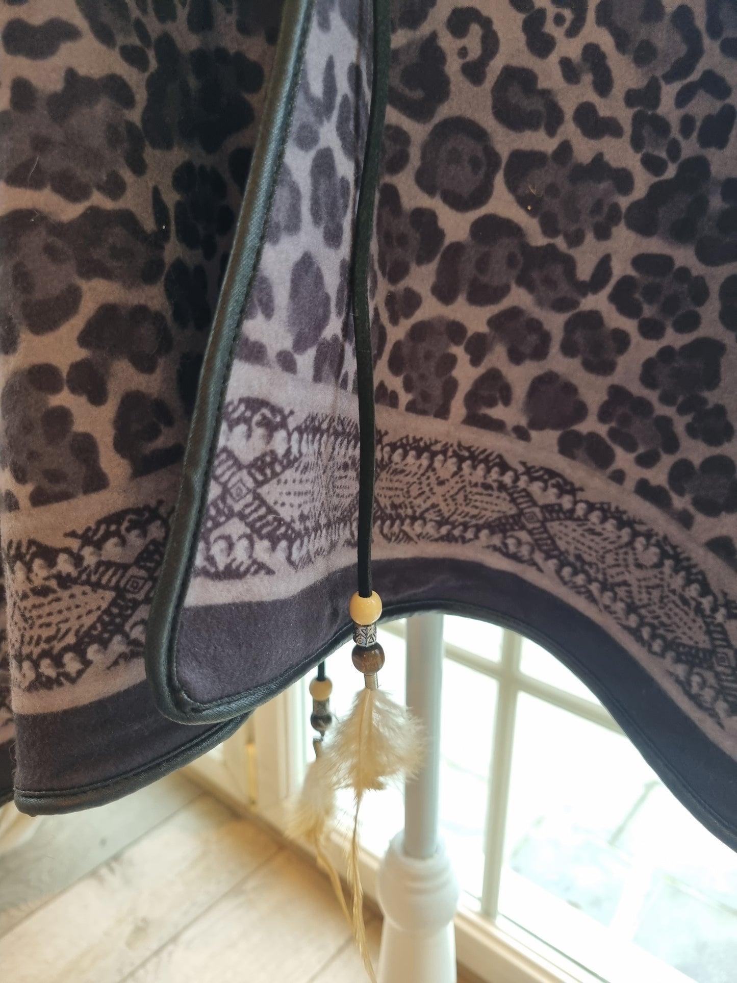 Poncho noir et gris léopard